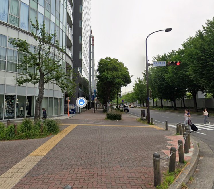 大通りを直進する写真